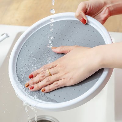 Małe plastikowe, niepoślizgowe półki z przyprawami do kuchni, zapachy, sosy, ocet, butelki