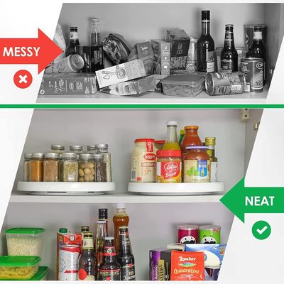 Małe plastikowe, niepoślizgowe półki z przyprawami do kuchni, zapachy, sosy, ocet, butelki