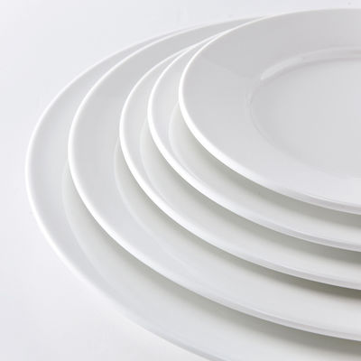 Wyposażone białe ceramiczne talerze do restauracji
