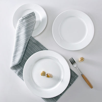 Wyposażone białe ceramiczne talerze do restauracji