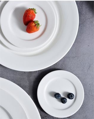 Wyposażone białe ceramiczne talerze do restauracji