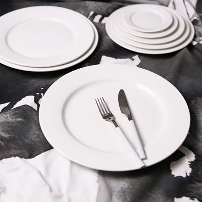 Wyposażone białe ceramiczne talerze do restauracji