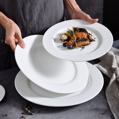 Wyposażone białe ceramiczne talerze do restauracji
