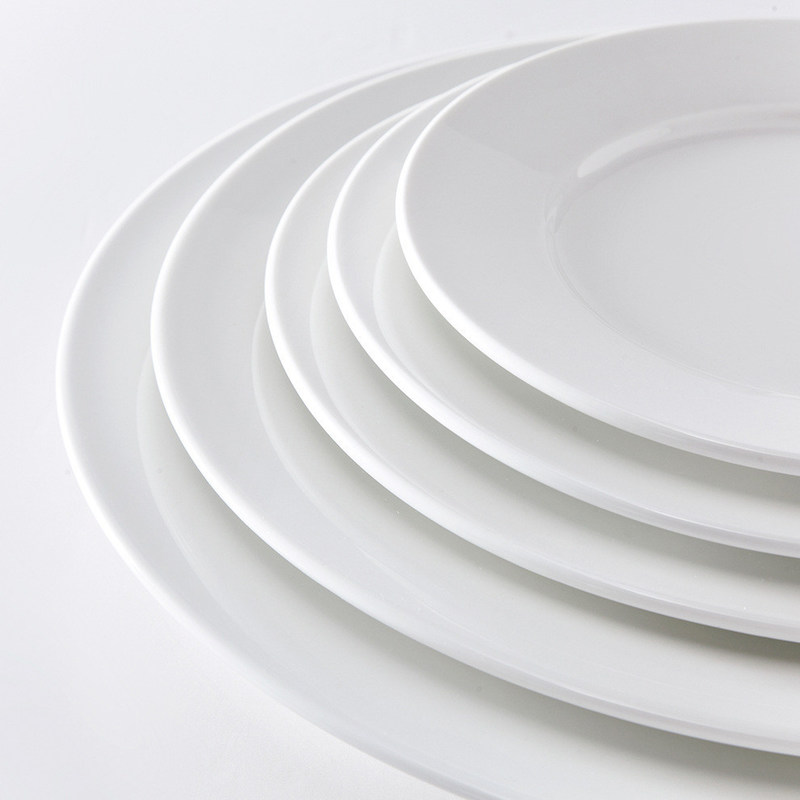Wyposażone białe ceramiczne talerze do restauracji